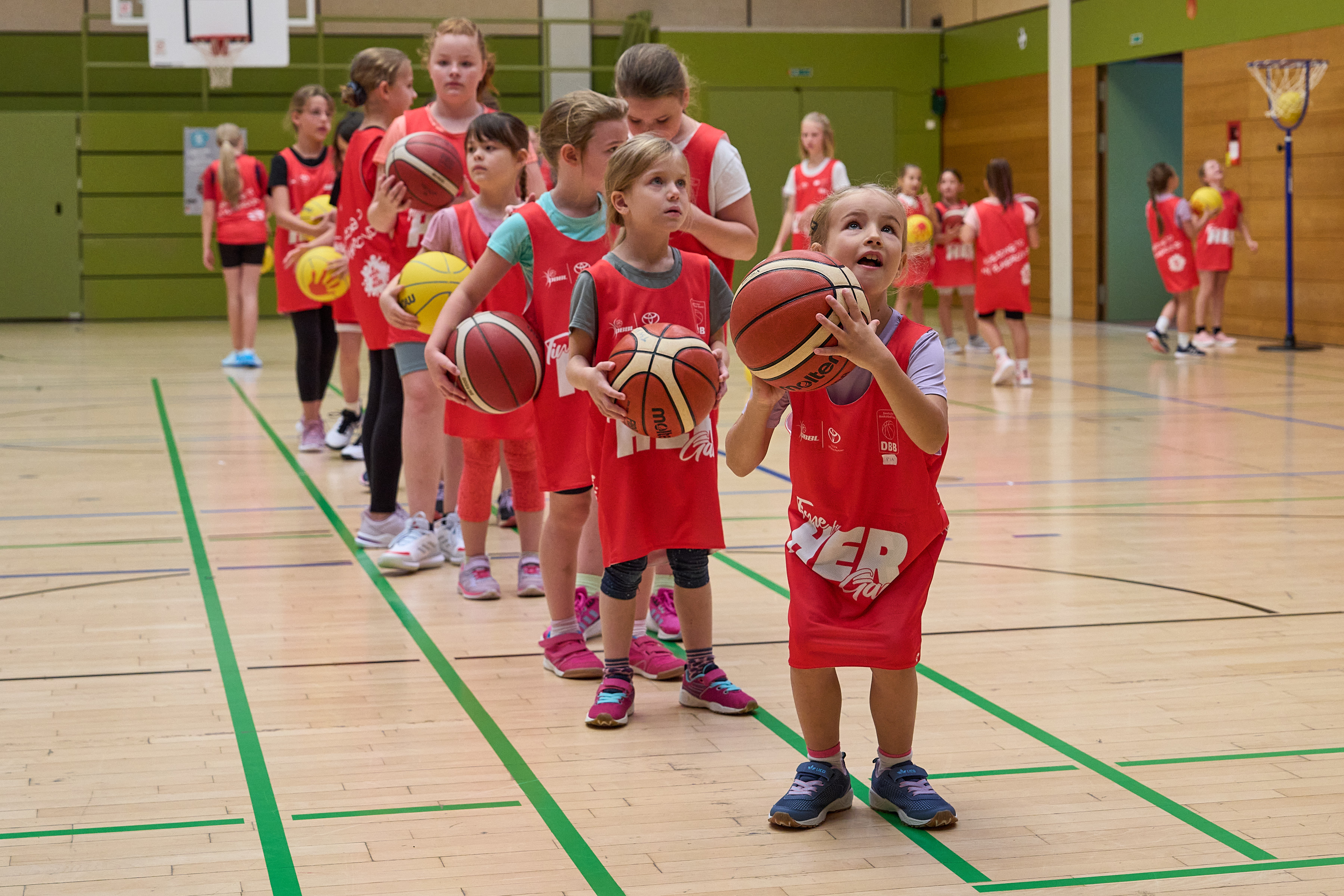 Das Bild zeigt Mädchen im Camp.