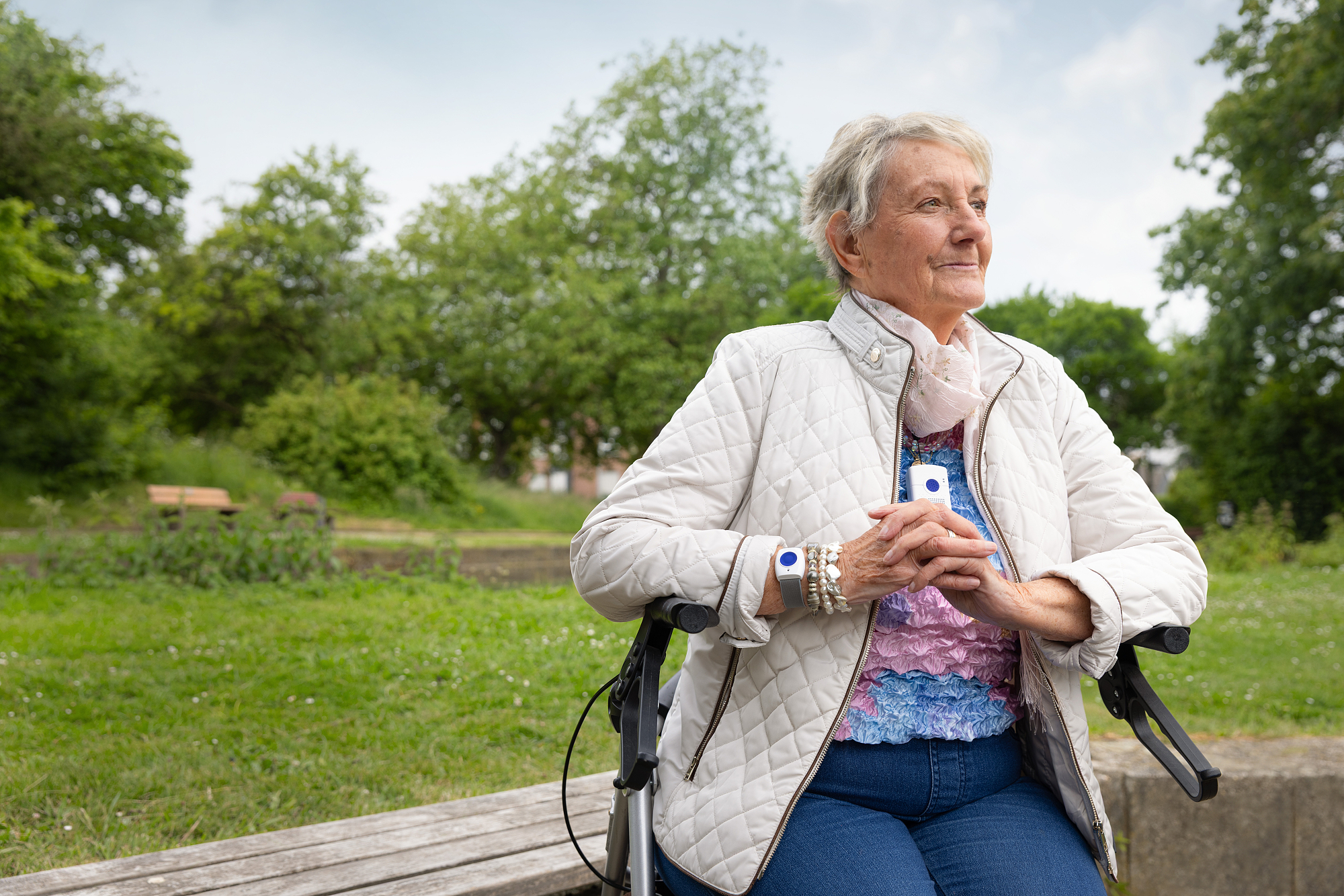 Das Bild zeigt ein Seniorin mit Notruf-Armband.