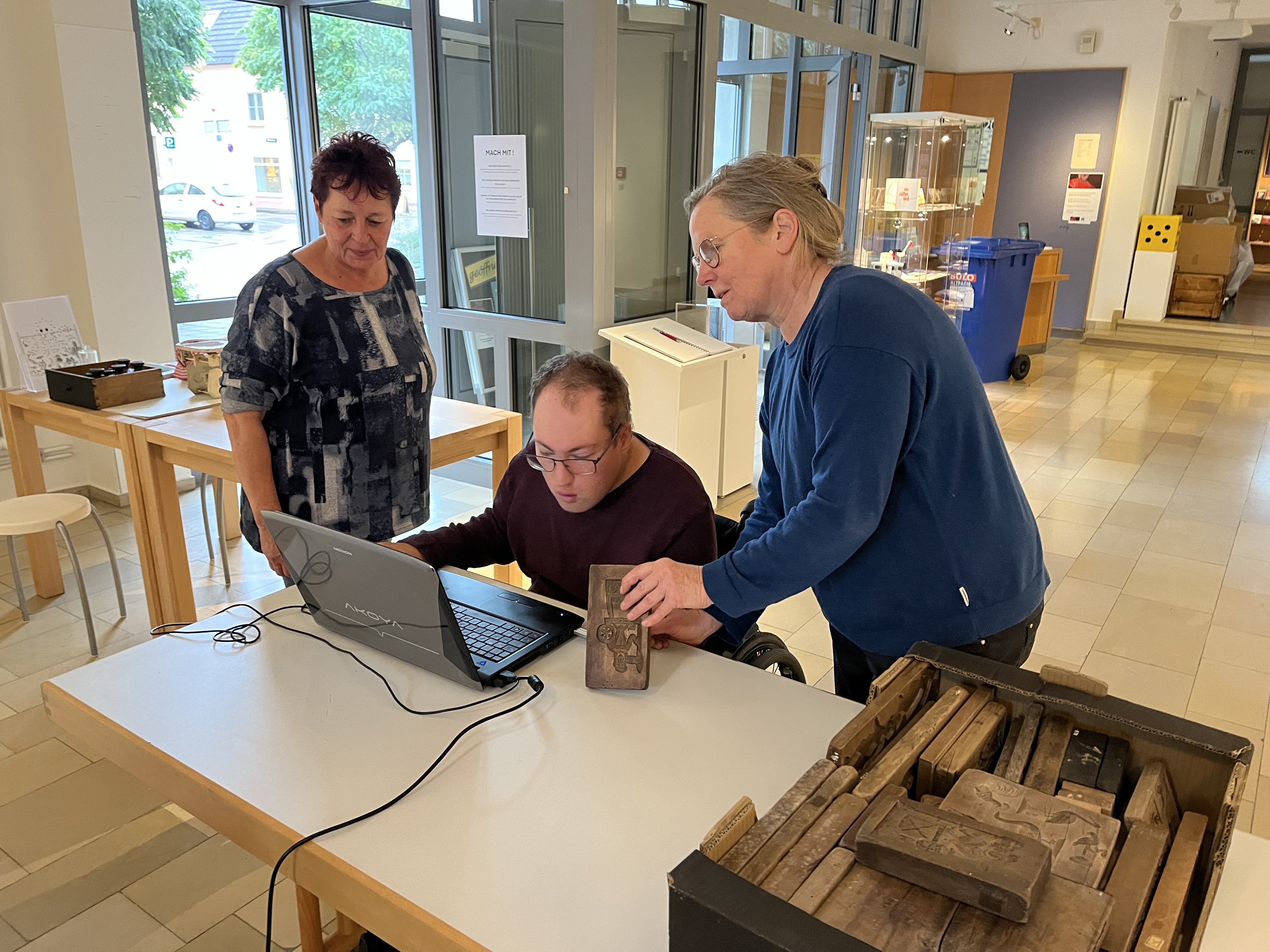 Ein Klient aus der Donau-Ries-Werkstätte in Nördlingen unterstützt die Kolleginnen des Heimatmuseums in Oettingen.