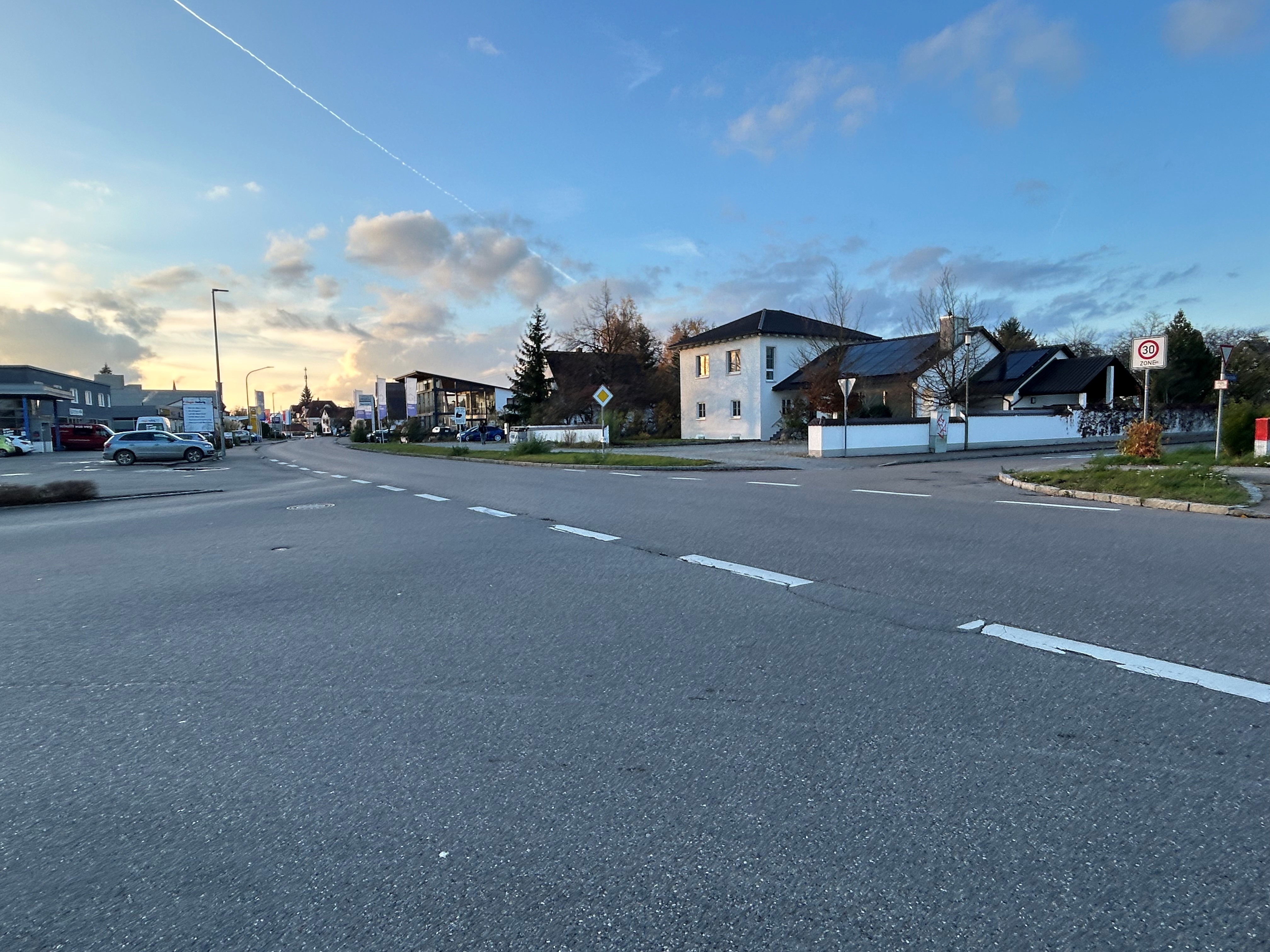 Die Kreuzung Oberer Kirschbaumweg und Neuburger Straße soll im kommenden Jahr mit einer Tempo30-Reduzierung entschärft werden.