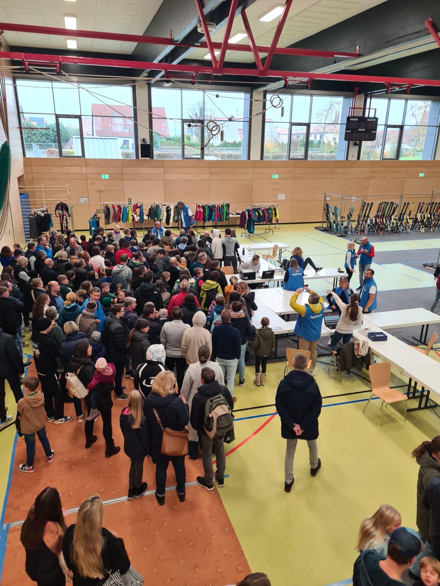 Skibasar in der Turnhalle der Grundschule Tapfheim.