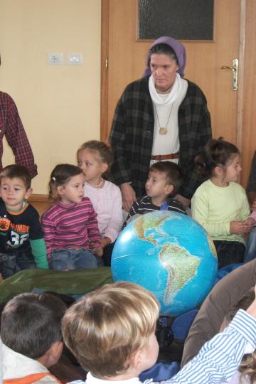 Das Bild zeigt Kinder mit Schwester Christina Färber. 