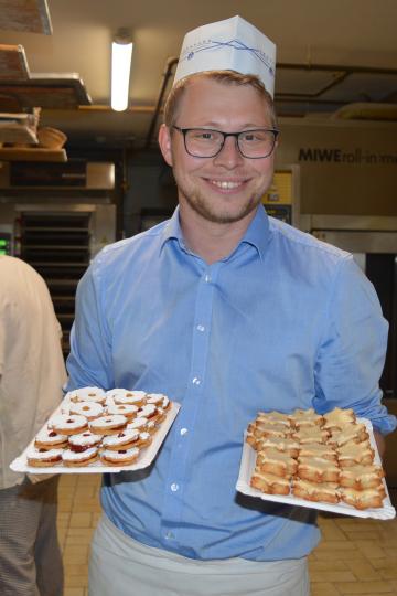 Das Bild zeigt Matthias Beck mit Plätzchenteller. 