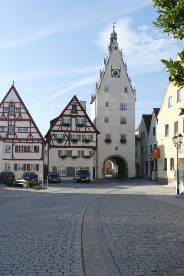 Das Bild zeigt das Stadttor in Monheim. 