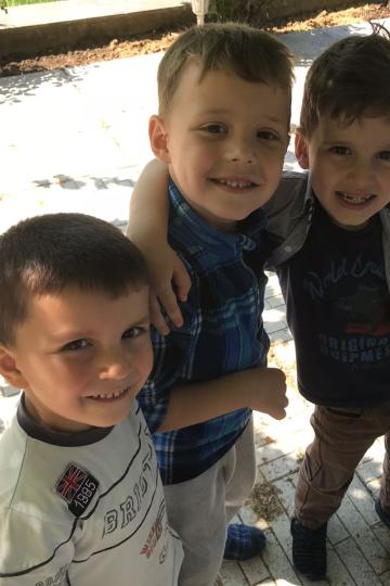 Das Bild zeigt Kinder aus Albanien.