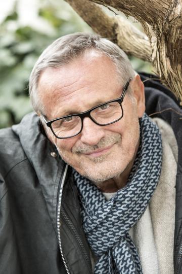 Auf diesem Bild sieht man Konstantin Wecker.