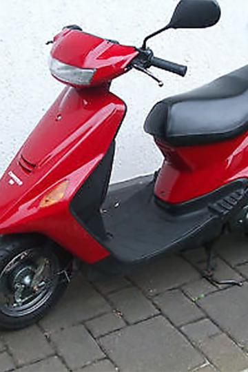 Das Bild zeigt einen roten Roller. 