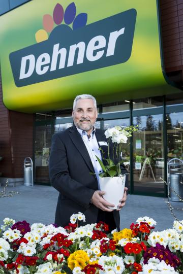 Das Bild zeigt Marktleiter Erik Köfeler