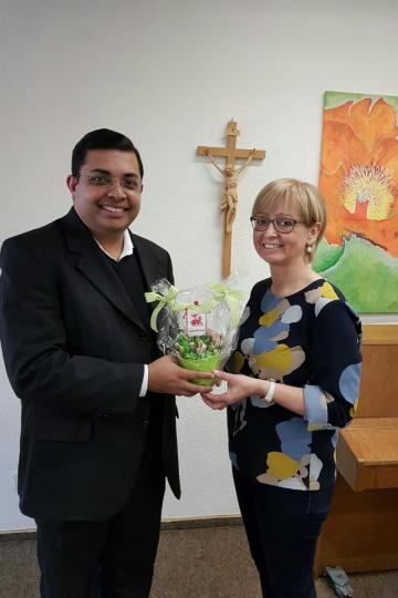 Hedwig Rehm bedankt sich beim Kaplan