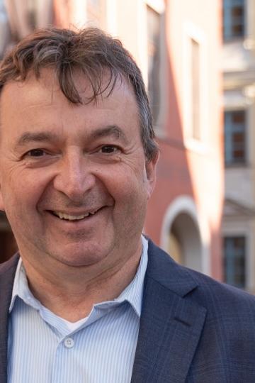 Das Bild zeigt Albert Riedelsheimer vor dem Tanzhaus in Donauwörth. 