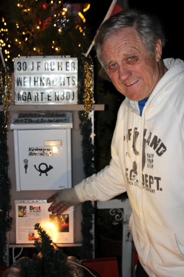 Hans Hertlein an seinem Spendenbriefkasten
