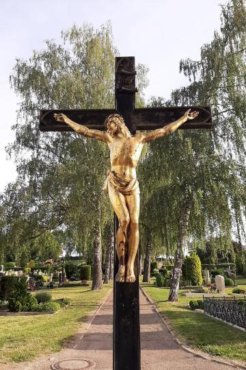 Das Bild zeigt das Oettinger Friedhofskreuz vor seiner Restaurierung. 