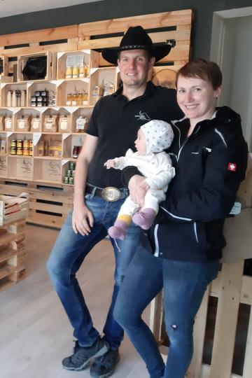 DAs Bild zeigt Martin und Martina Grob mit Tochter Sissi in der Büffelbox in Nordendorf.
