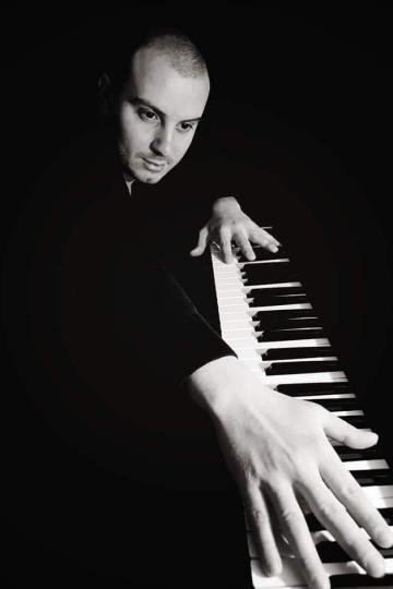 Schwarz-weiß-Bild eines Mannes am Klavier