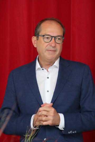 Alexander Dobrindt vor rotem Vorhang