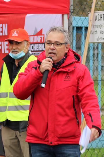 Mann mit roter Jacke und Mikrofon