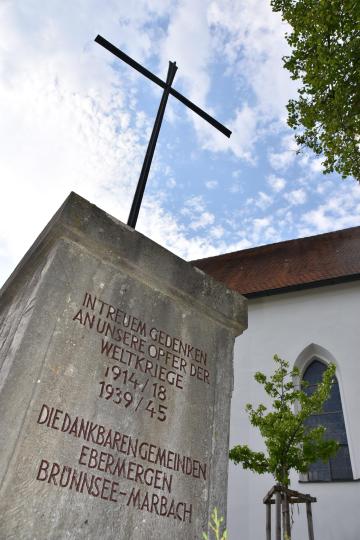 Das Gedenkkreuz erinnert an die Opfer des 1. und 2. Weltkriegs. 