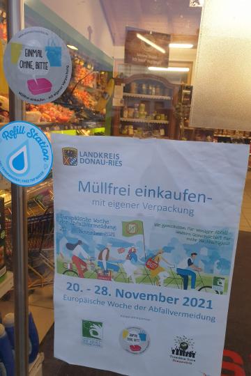 An den Aufklebern an der Scheibe kann man erkennen, welche Dorfläden an der Aktion teilnehmen.