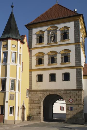 Der Kaisersaal im Kloster. Unten: Der Kaisheimer Torbogen. 