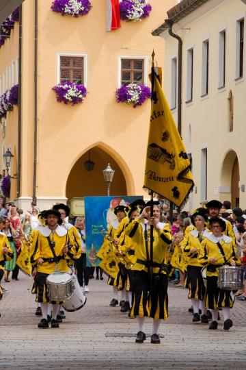 Das Bild zeigt einen Umzug am Schwäbischwerder Kindertag.