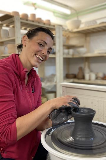 Eva Schneid beim töpfern. 