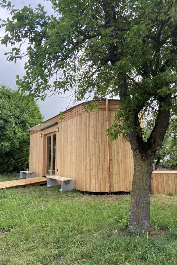 Kleines Haus aus Holz in einem Garten. 
