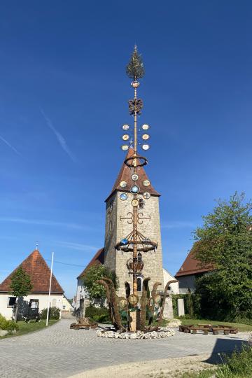 Kirche und Maibaum Forheim.