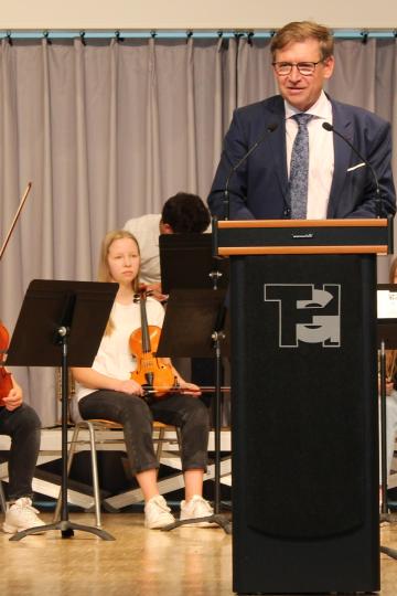 Das Bild zeigt den Festakt anlässlich der Einweihung des THG in Nördlingen. 