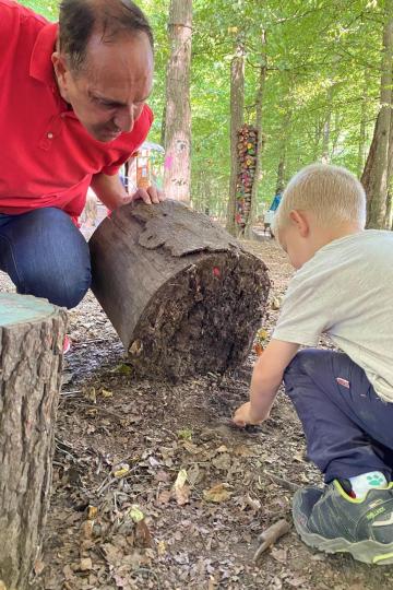 Zum Motto des Tages der kleinen Forscher „Geheimnisvolles Erdreich – die Welt unter unseren Füßen“ untersucht Christoph Schmid, MdB, den Waldboden mit Kindern des Donauwörther Waldbären e.V.