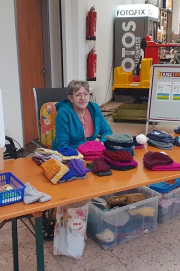 Agnes Allgeyer an ihrem Tisch in der Egm-Passage.