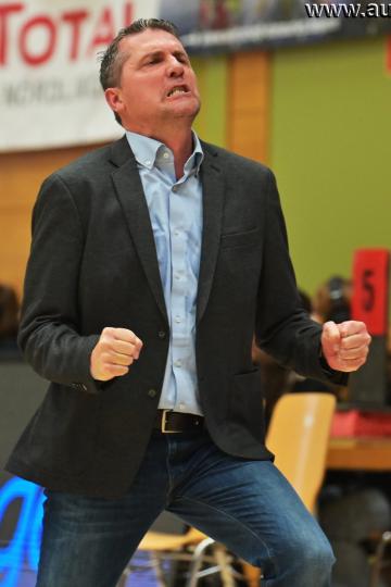 Coach Tony weniger über das Pokallos Osnabrück erfreut. 