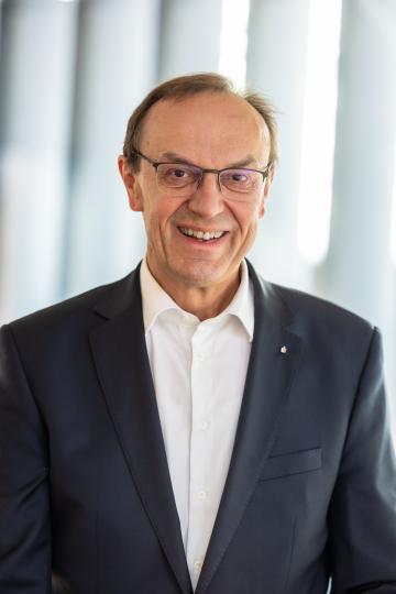 Der Bürokaufmann Johann Natzer ist bereits seit 41 Jahren bei der Sparkasse.