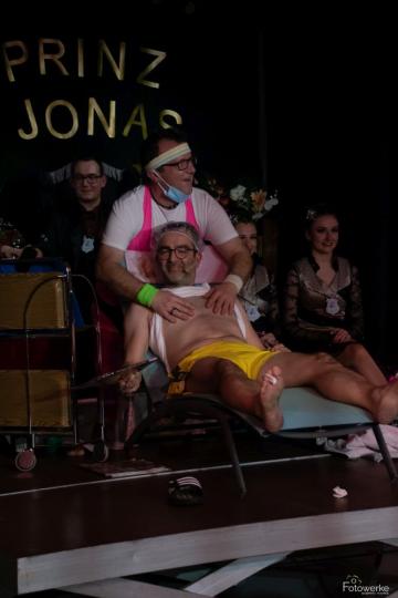 Eine witzige Einlage an dem ersten bunten Abend der Genderkinger Faschingsfreunde.