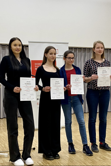 Die Finalteilnehmerinnen der Sek I waren (v.l.n.r.) Helena Bhattacharyya (Platz 4), Olivia Miholic (3); Julia Dayal (2) und Barbara Rischer (Regionalsiegerin).