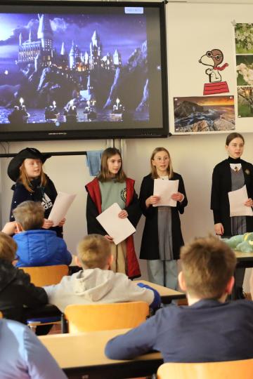 : Einige Fünft- und Sechstklässler hatten für die kleinen Gäste eine Hexenschulen-Theaterstück einstudiert, um ihnen verschiedene Vokabeln auf Englisch, Latein und Französisch beizubringen.