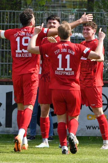 Die Freude nach dem Ausgleich. Gerstmayer als zweiter von links.