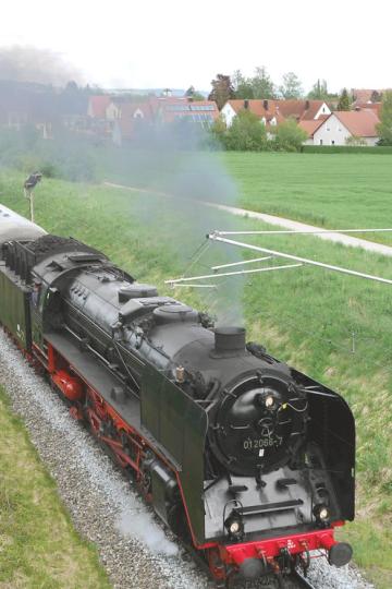 Zug mit Dampflok Cafe Bruno.