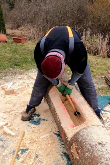 Die Klotzbeute für die Bienen wird aus einem Baumstamm herausgearbeitet.