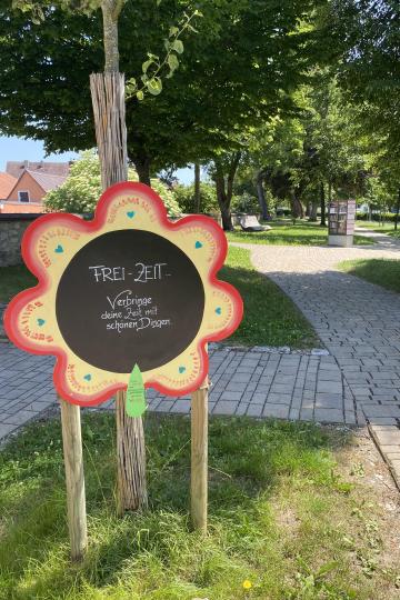 Bunt bemalte Blumen.