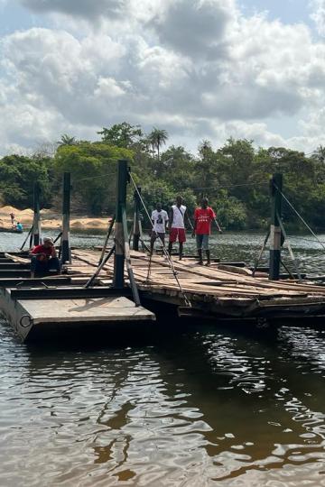 Die Reisegruppe und ihr Auto werden von der Flussfähre abgeholt.