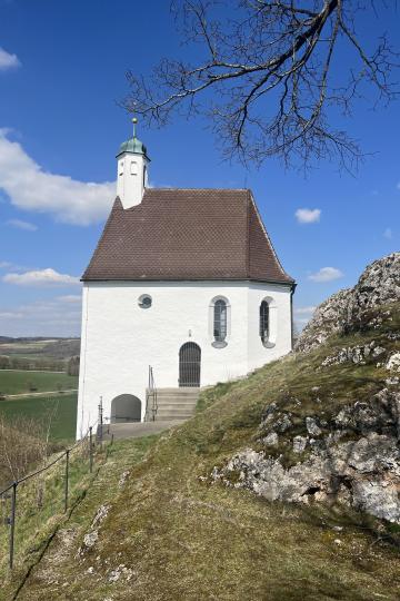 Über dem Kesseltal thront die Kapelle St. Margaretha.