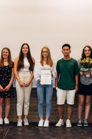 Die Schülerinnen und Schüler des AK Klimaschutz am Johann-Michael-Sailer- Gymnasium Dillingen. Die Urkunde  überreichte der stellvertretende Bezirkstags- präsident Edgar Rölz (2. v. r.).