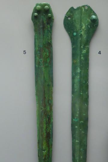 Das in der Auhausener Flur 1931 gefundene Bronzeschwert mit trapezförmiger Griffplatte, ausgestellt im Stadtmuseum Nördlingen (im Bild, links).