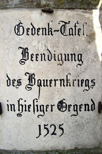 Eine unscheinbare Tafel erinnert  an den Bauernkrieg.