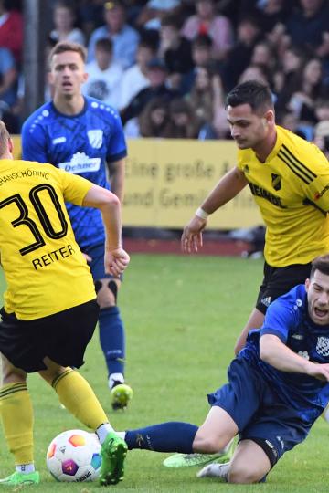 Michael Senger wird gefoult, im Hintergrund verwandelt Marco Luburic den Freistoß zum 1:1.