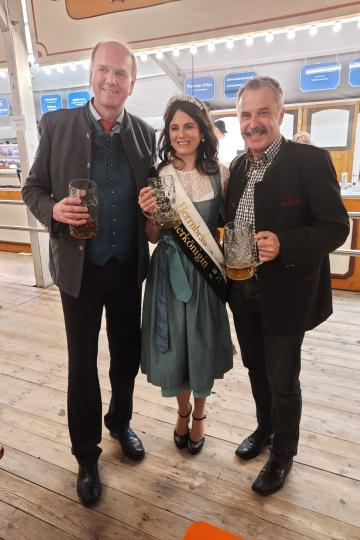 Gerhard Bonschab, Geschäftsführer Herrnbräu GmbH, Carina Möderl und Peter Eitelhuber, Leiter Marketing Herrnbräu GmbH.