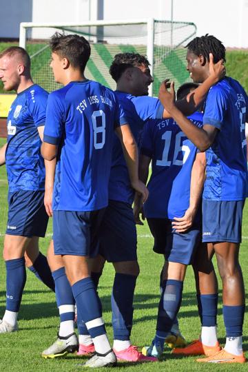 Der Jubel nach dem Tor TSV Rain 