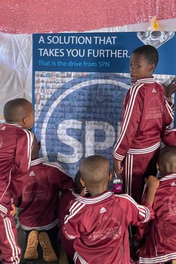 Geschenk der SPN an die Kinder und Schwestern: Ein Bild mit allen Mitarbeitern der SPN SCHWABEN PRÄZISION.