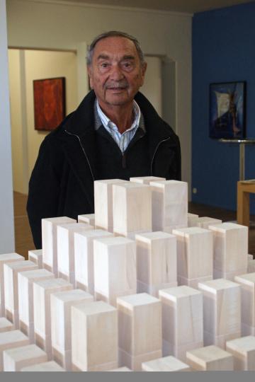 Künstler Manfred Laber vor dem Modell seiner Zeitpyramide. 