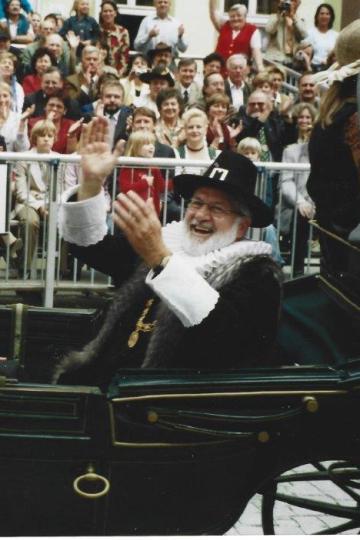 Paul Kling mit seiner Frau Helmi in der Kutsche beim historischen Festumzug des Nördlinger Stadtmauerfestes.